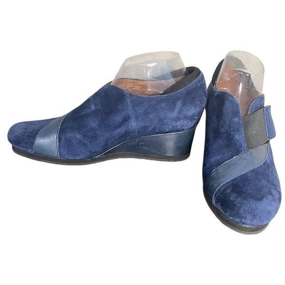 NWOT EARTHIES Bondy Navy Suede w/Leather Stripe Wedge Heel Booties Women’s Sz 10 - Picture 1 of 10